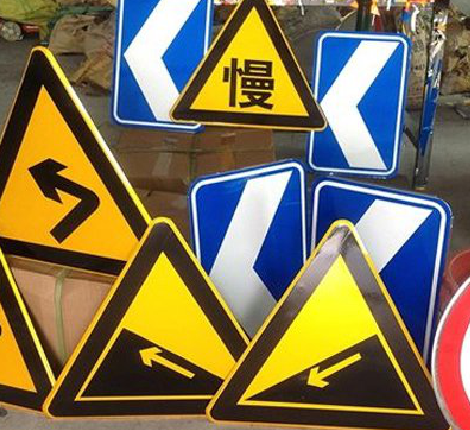 罗田标识标牌中颜色的确定是很重要的。